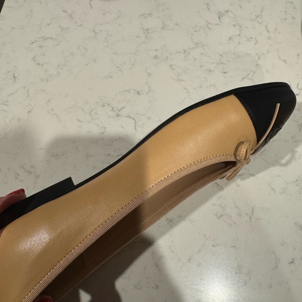 CHANEL Ballet Flats Womens Size 40 Black beige Cap Toe CC Logo Classic 
size 9 - Picture 4 of 5